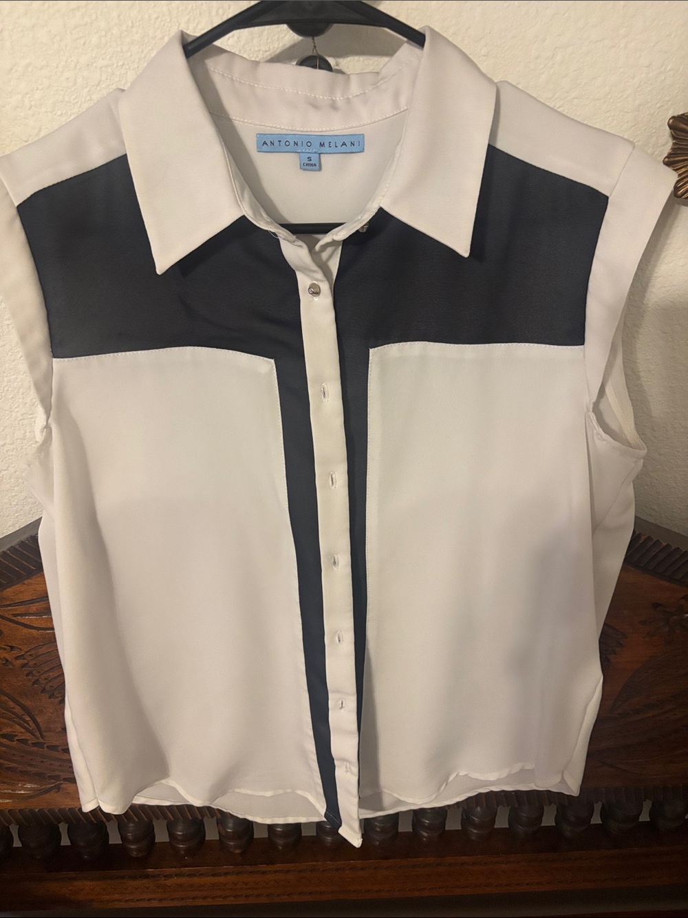 ANTONIO MELANI Two-Tone White and Black Sleeveless Button Front Blouse